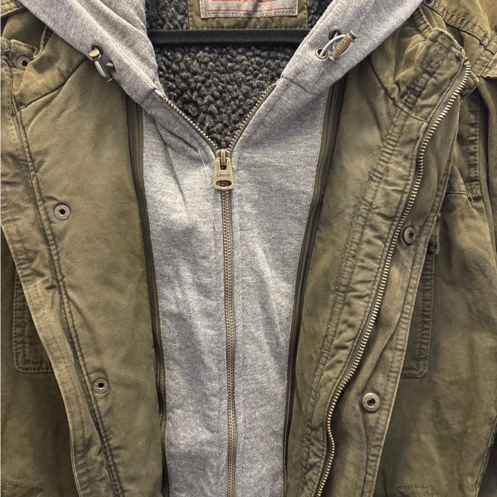 Vintage Levi's green trucker jacket with grey hood and fleece lining - Picture 9 of 10